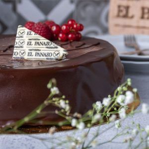 Explora el lujo indulgente de nuestra tarta de chocolate artesanal. Cada capa se deshace en tu boca, liberando un torrente de sabores intensos. Desde la decadente cobertura hasta el corazón suave y rico, esta experiencia culinaria redefine el placer del chocolate.