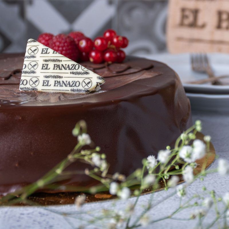 Explora el lujo indulgente de nuestra tarta de chocolate artesanal. Cada capa se deshace en tu boca, liberando un torrente de sabores intensos. Desde la decadente cobertura hasta el corazón suave y rico, esta experiencia culinaria redefine el placer del chocolate.