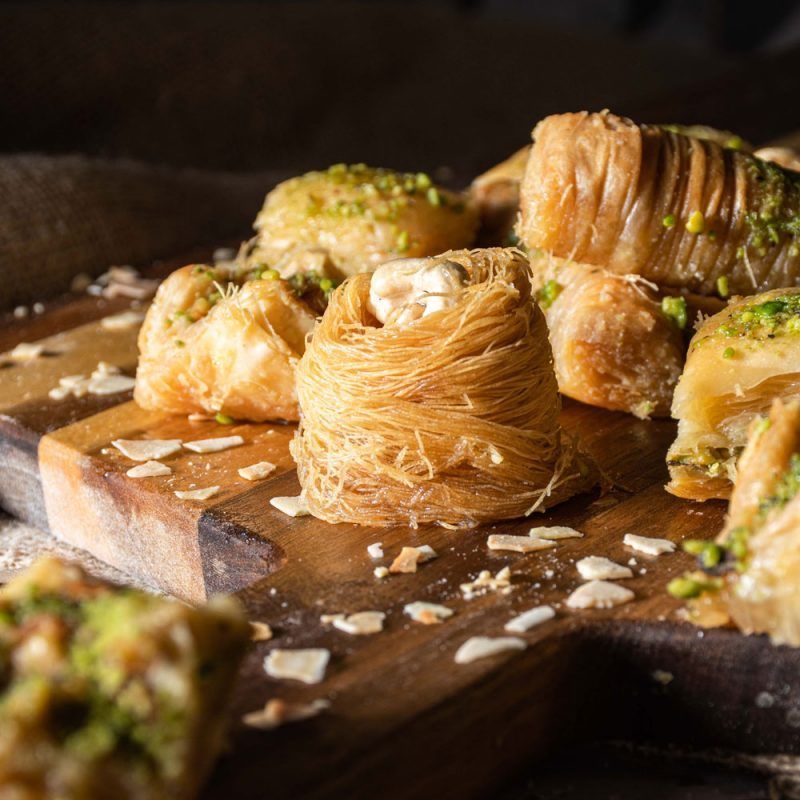Embárcate en un viaje culinario con nuestra pastelería árabe exquisitamente elaborada. Cada bocado es una obra maestra de sabores exóticos y texturas delicadas. De los baklavas con sus capas doradas a los dulces rellenos de frutos secos, descubre el arte y la riqueza de la tradición árabe en cada deliciosa creación.