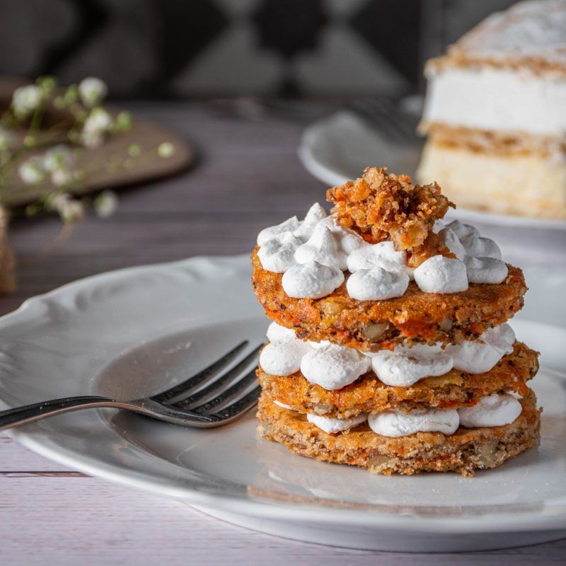 Disfruta el arte culinario con nuestro postre de repostería. La presentación meticulosa es solo el comienzo; cada bocado revela capas de texturas y sabores cuidadosamente equilibrados. Desde la suavidad de las cremas hasta la delicadeza de los adornos, cada elemento se une para crear una experiencia única y deliciosa